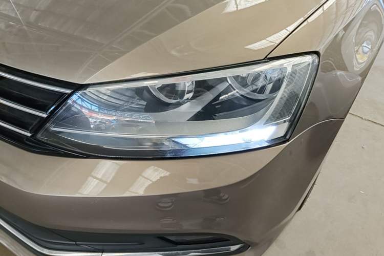 Used Volkswagen Sagitar 2018 1.6L Automatic Comfort Model Left Front Headlight
