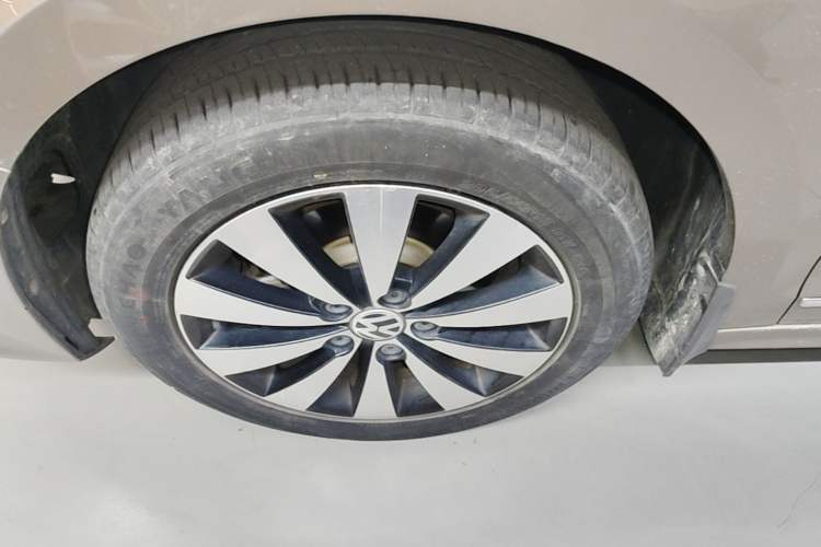 Used Volkswagen Sagitar 2018 1.6L Automatic Comfort Model Left Front Wheel Hub