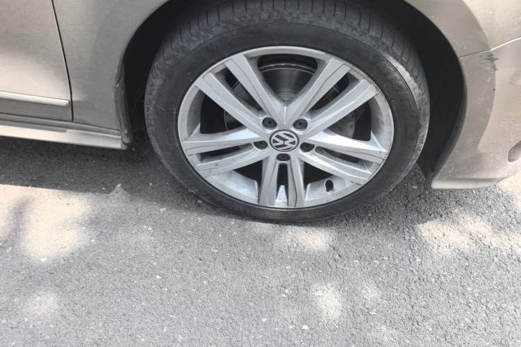 Used Volkswagen Sagitar 2018 280TSI DSG Ignite Edition Right Front Wheel Hub