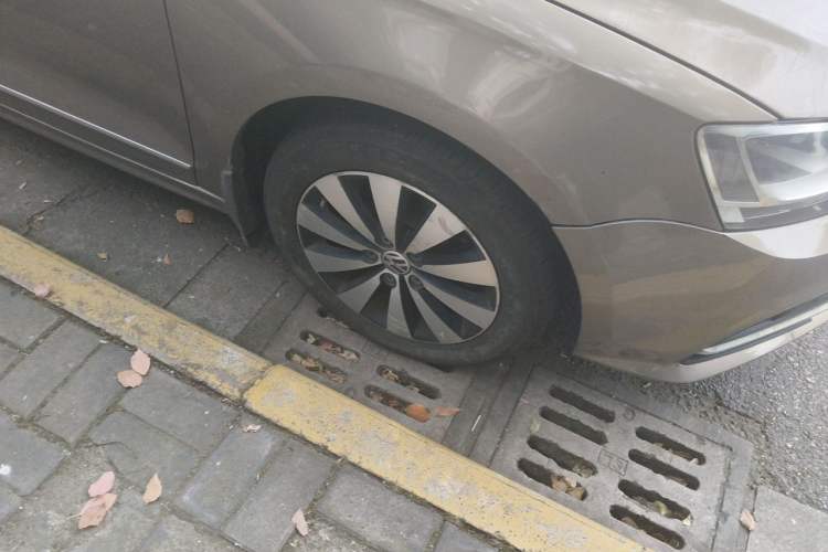 Used Volkswagen Sagitar 2018 1.6L Automatic Comfort Model Right Front Wheel Hub