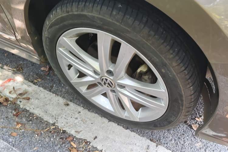 Used Volkswagen Sagitar 2018 280TSI DSG Ignite Edition Right Front Wheel Hub