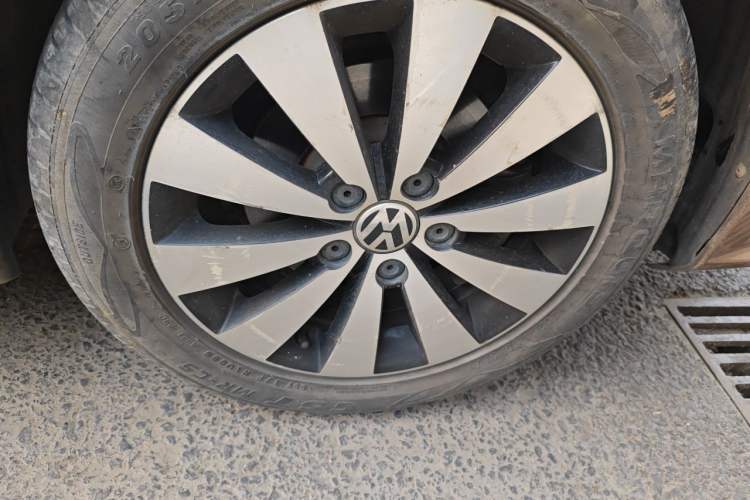 Used Volkswagen Sagitar 2018 1.6L Automatic Comfort Model Right Front Wheel Hub