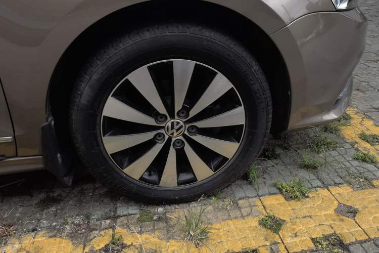 Used Volkswagen Sagitar 2018 1.6L Automatic Comfort Model Right Front Wheel Hub