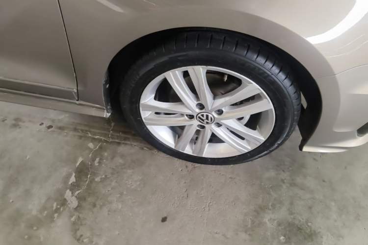 Used Volkswagen Sagitar 2018 280TSI DSG Ignite Edition Right Front Wheel Hub