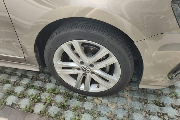 Used Volkswagen Sagitar 2018 280TSI DSG Ignite Edition Right Front Wheel Hub