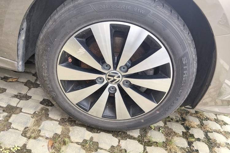 Used Volkswagen Sagitar 2018 180TSI DSG Prestige Edition Right Front Wheel Hub