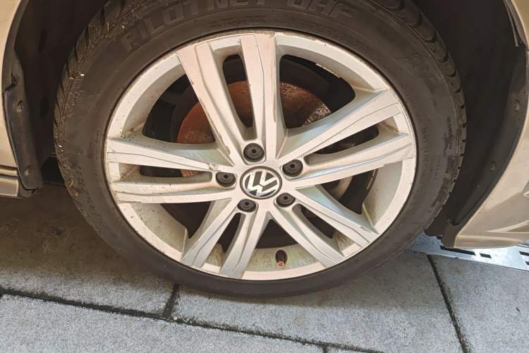 Used Volkswagen Sagitar 2018 280TSI DSG Ignite Edition Right Front Wheel Hub