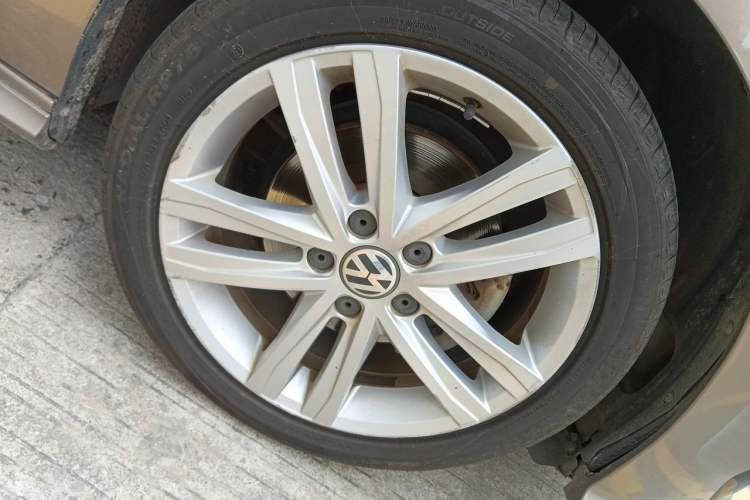 Used Volkswagen Sagitar 2018 280TSI DSG Ignite Edition Right Front Wheel Hub