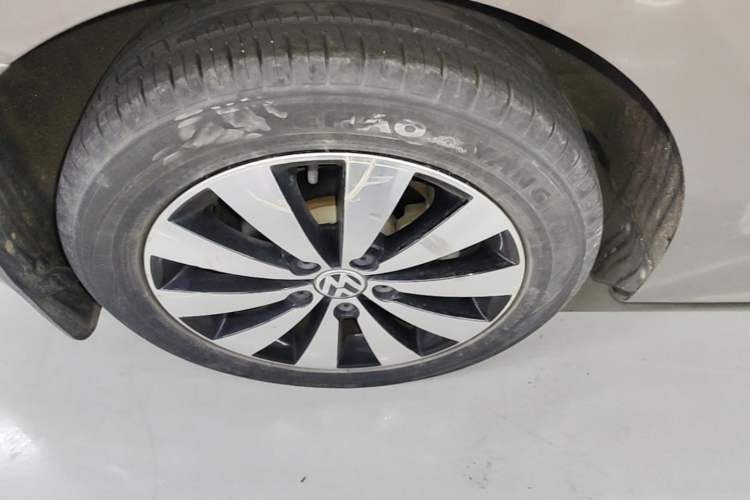 Used Volkswagen Sagitar 2018 1.6L Automatic Comfort Model Right Rear Wheel Hub