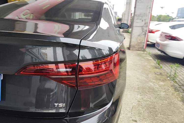 Used Volkswagen Sagitar 2019 200TSI DSG Comfort Version China VI Standard Right Rear Taillight