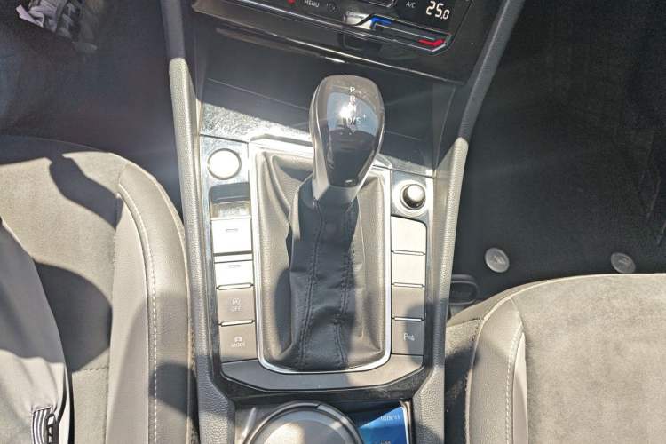 Used Volkswagen Sagitar 2019 280TSI DSG Luxury Version China VI Standard Gear Lever