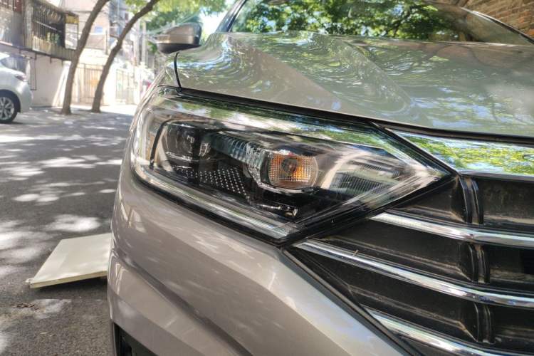 Used Volkswagen Sagitar 2019 200TSI DSG Comfort Version China VI Standard Right Front Headlight