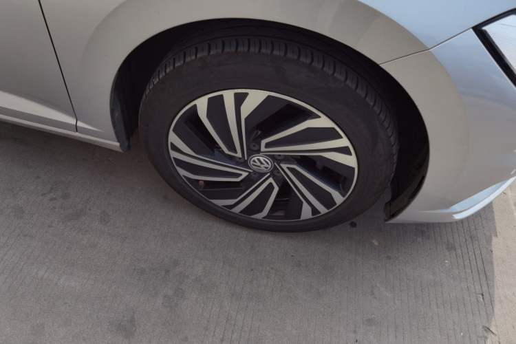 Used Volkswagen Sagitar 2019 280TSI DSG Luxury Model China V Emission Standard Right Front Wheel Hub