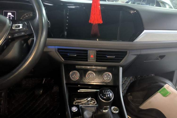 Used Volkswagen Sagitar 2019 200TSI Manual Comfort Version China VI Standard Audio And AC Panel