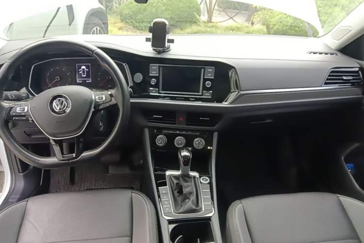 Used Volkswagen Sagitar 2019 200TSI DSG Comfort Version China VI Standard Center Console
