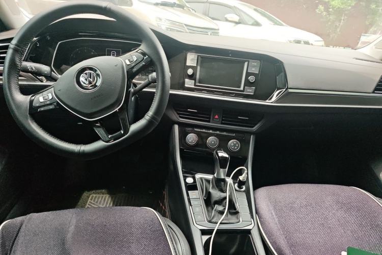 Used Volkswagen Sagitar 2019 200TSI DSG Comfort Version China VI Standard Center Console
