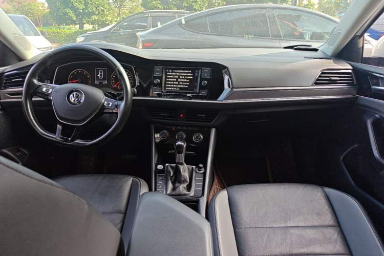 Used Volkswagen Sagitar 2019 200TSI DSG Comfort Version China VI Standard Center Console