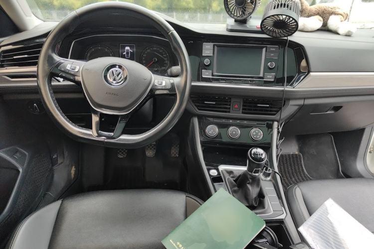 Used Volkswagen Sagitar 2019 200TSI Manual Comfort Version China VI Standard Center Console