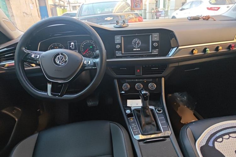 Used Volkswagen Sagitar 2019 200TSI DSG Comfort Version China VI Standard Center Console