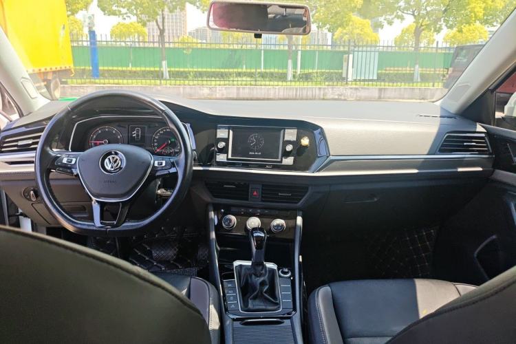 Used Volkswagen Sagitar 2019 200TSI DSG Comfort Version China VI Standard Center Console