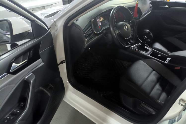 Used Volkswagen Sagitar 2019 200TSI Manual Comfort Version China VI Standard Driver Seat