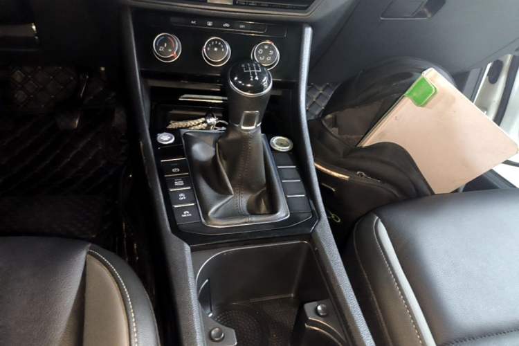 Used Volkswagen Sagitar 2019 200TSI Manual Comfort Version China VI Standard Gear Lever