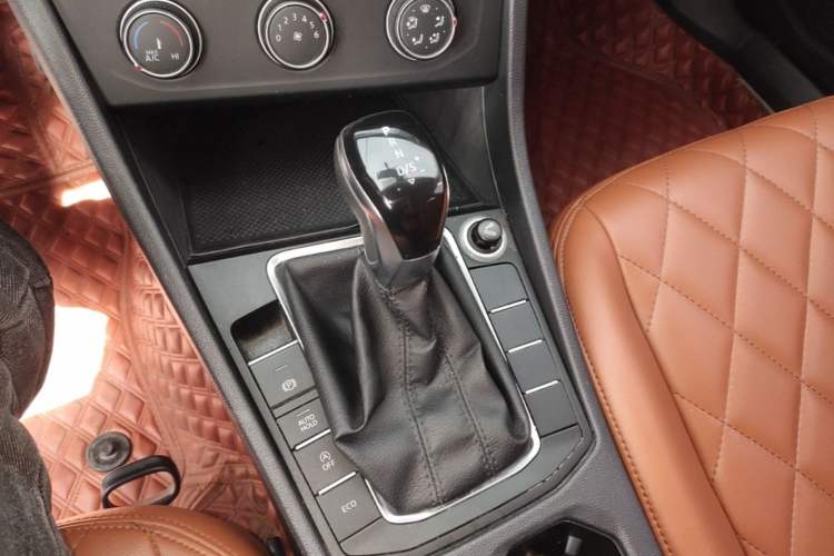 Used Volkswagen Sagitar 2019 200TSI DSG Fashion Edition China VI Standard Gear Lever