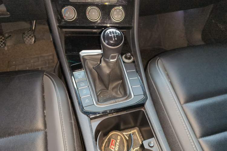 Used Volkswagen Sagitar 2019 200TSI Manual Comfort Version China VI Standard Gear Lever