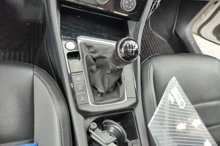 Used Volkswagen Sagitar 2019 200TSI Manual Comfort Version China VI Standard Gear Lever