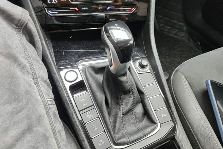 Used Volkswagen Sagitar 2019 280TSI DSG Luxury Version China VI Standard Gear Lever
