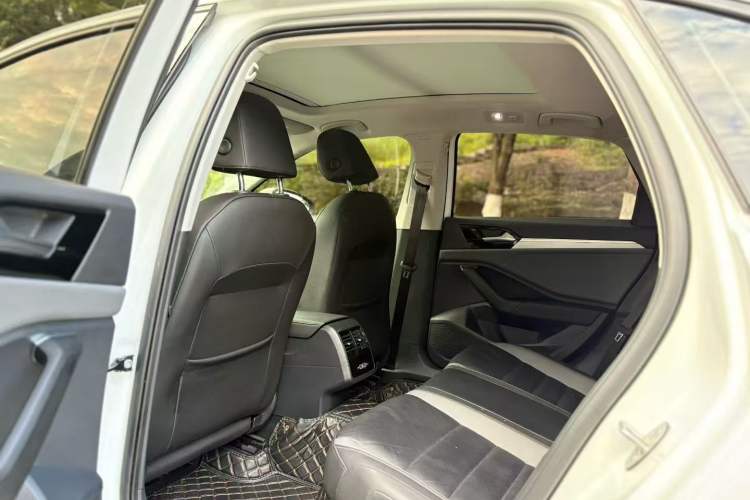 Used Volkswagen Sagitar 2019 200TSI Manual Comfort Version China VI Standard Left Rear Seat