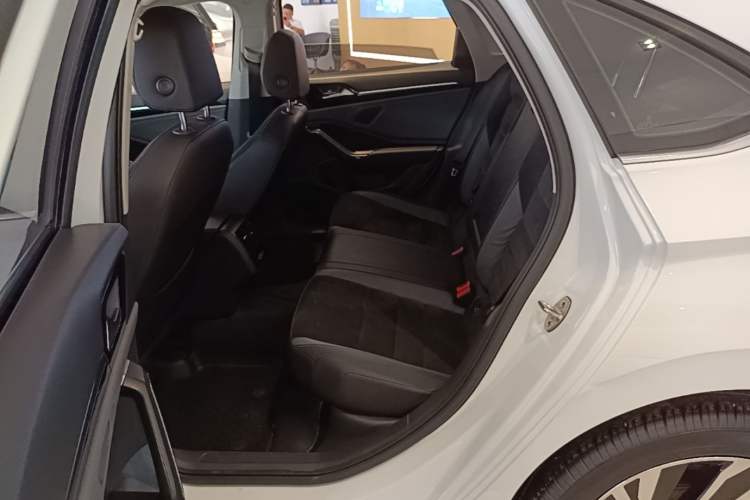 Used Volkswagen Sagitar 2019 280TSI DSG Luxury Version China VI Standard Left Rear Seat