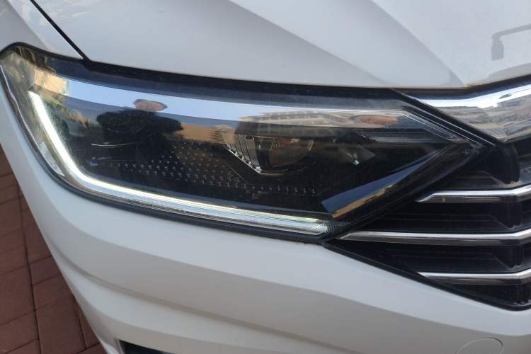 Used Volkswagen Sagitar 2019 200TSI DSG Comfort Version China VI Standard Right Front Headlight
