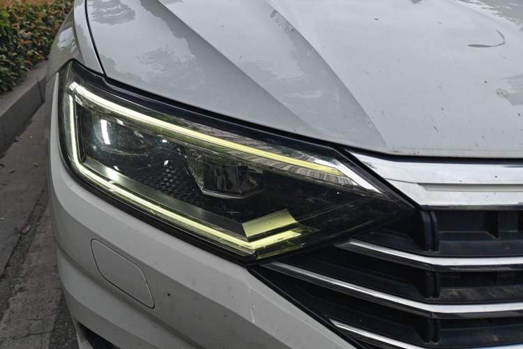 Used Volkswagen Sagitar 2019 280TSI DSG Flagship Model China V Standard Right Front Headlight