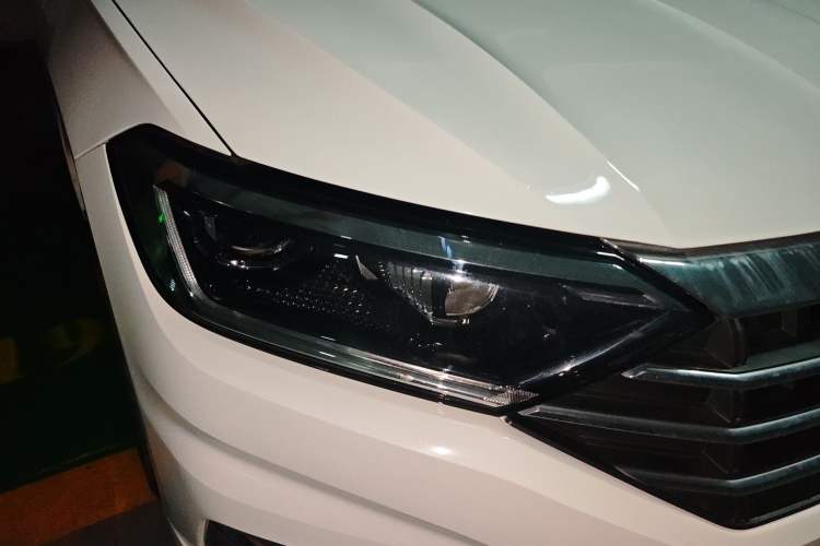 Used Volkswagen Sagitar 2019 200TSI DSG Comfort Version China VI Standard Right Front Headlight