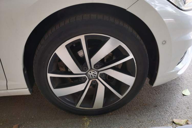 Used Volkswagen Sagitar 2019 280TSI DSG Flagship Model China V Standard Right Front Wheel Hub