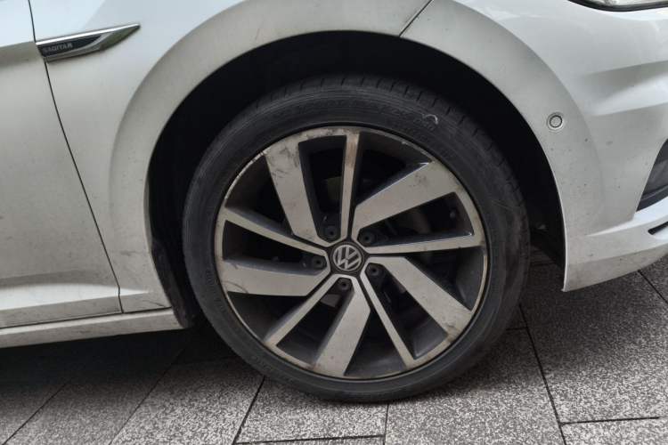 Used Volkswagen Sagitar 2019 280TSI DSG Flagship Model China V Standard Right Front Wheel Hub