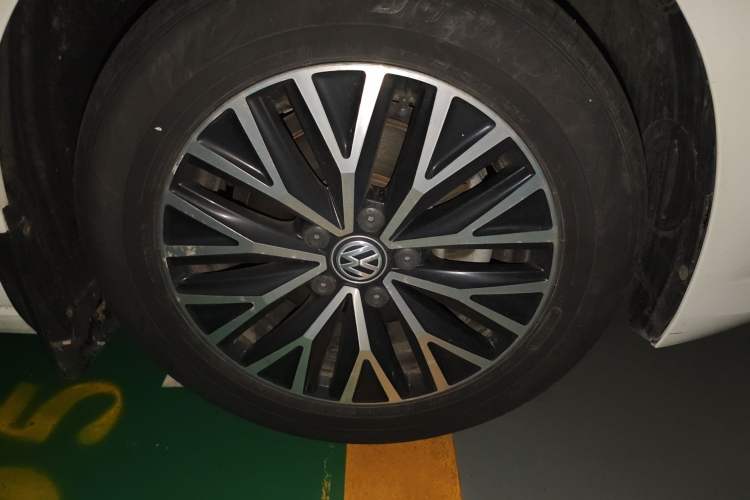 Used Volkswagen Sagitar 2019 200TSI DSG Comfort Version China VI Standard Right Front Wheel Hub