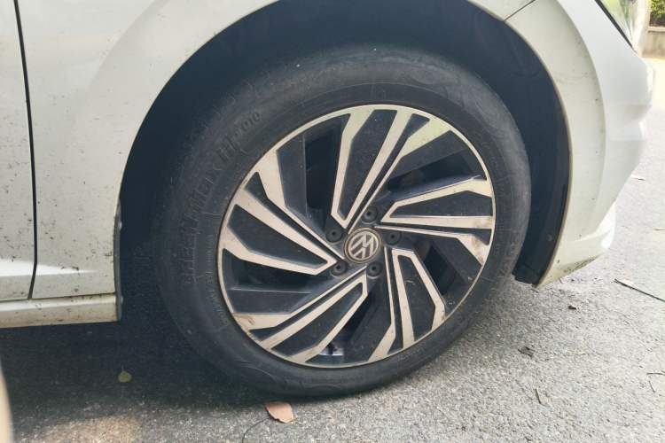 Used Volkswagen Sagitar 2019 280TSI DSG Luxury Version China VI Standard Right Front Wheel Hub
