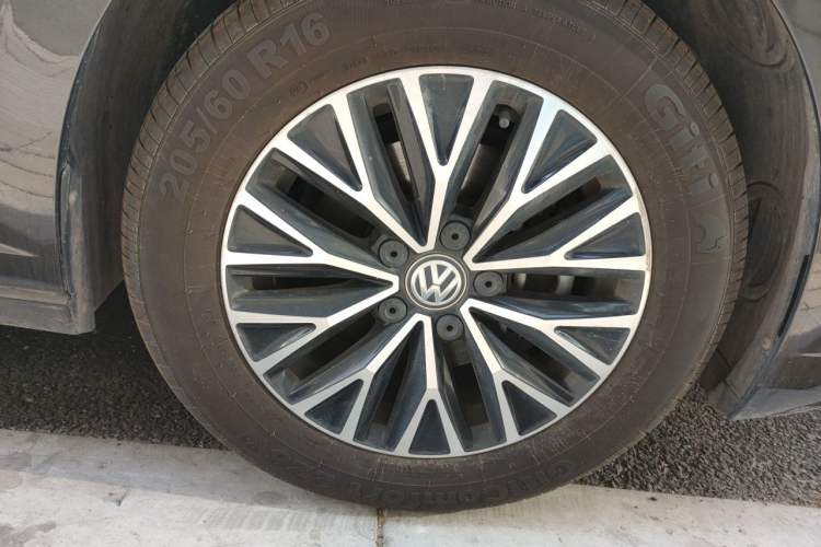Used Volkswagen Sagitar 2020 280TSI DSG Comfort Version China VI Standard Right Front Wheel Hub