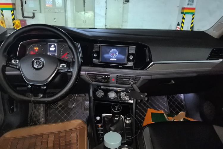 Used Volkswagen Sagitar 2020 200TSI Manual Comfort Version China VI Standard Center Console