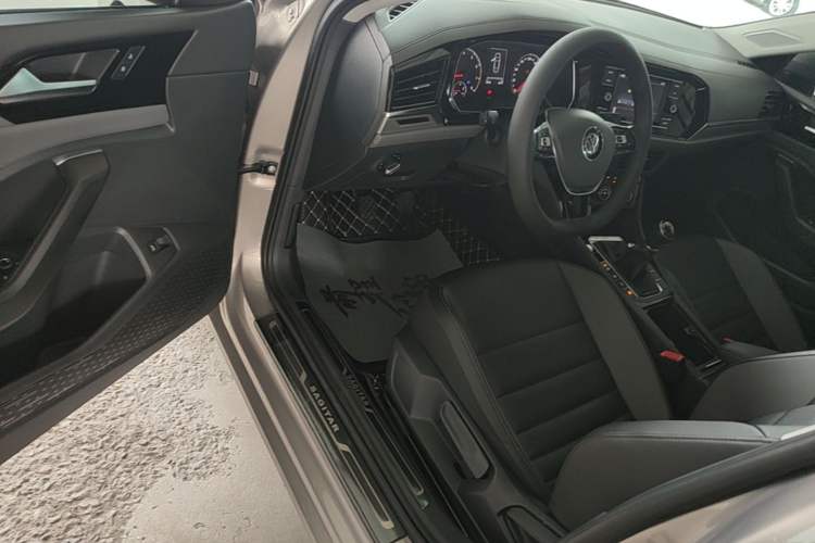 Used Volkswagen Sagitar 2020 200TSI Manual Comfort Version China VI Standard Driver Seat