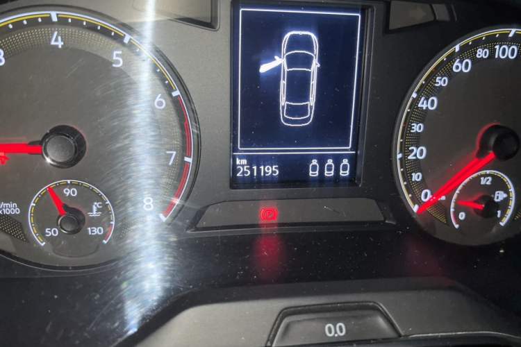 Used Volkswagen Sagitar 2020 200TSI Manual Comfort Version China VI Standard Odometer Close Up