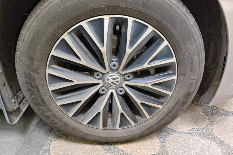 Used Volkswagen Sagitar 2020 280TSI DSG Comfort Version China VI Standard Right Front Wheel Hub