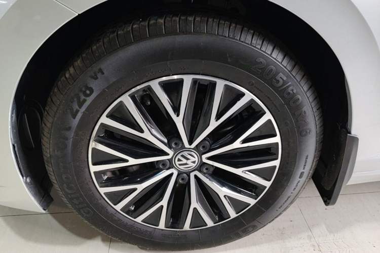 Used Volkswagen Sagitar 2020 280TSI DSG Comfort Version China VI Standard Left Front Wheel Hub
