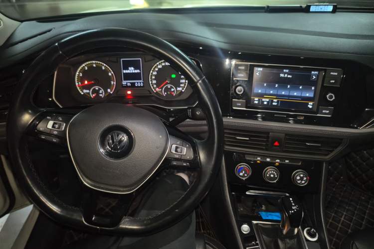 Used Volkswagen Sagitar 2020 200TSI DSG Comfort Version China VI Standard Center Console