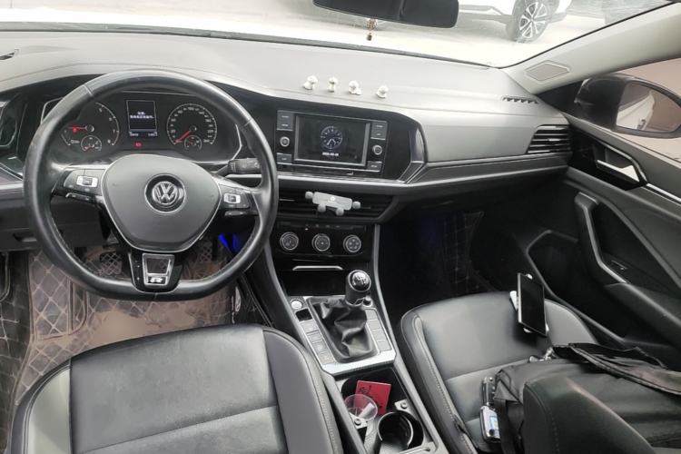 Used Volkswagen Sagitar 2020 200TSI Manual Comfort Version China VI Standard Center Console