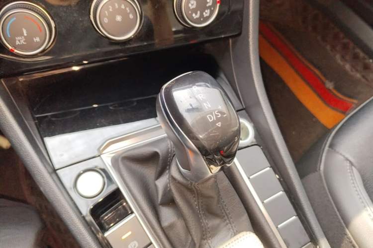 Used Volkswagen Sagitar 2020 200TSI DSG Comfort Version China VI Standard Gear Lever