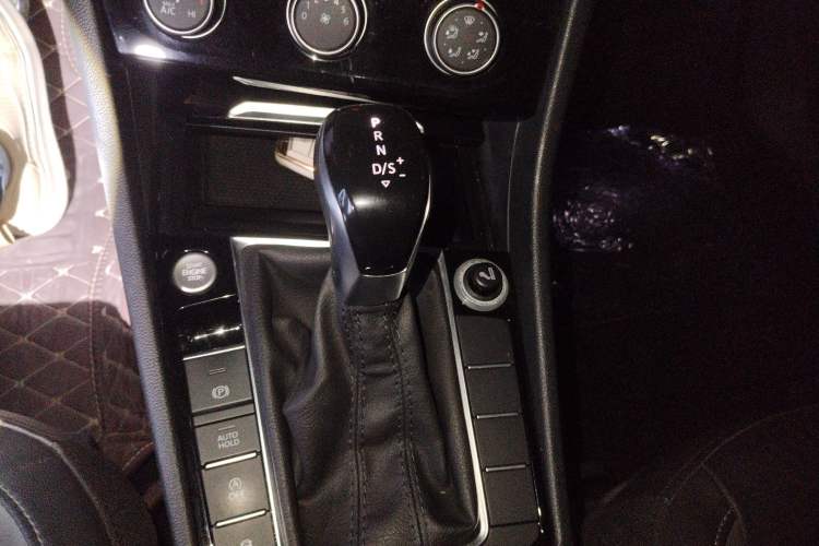 Used Volkswagen Sagitar 2020 200TSI DSG Comfort Version China VI Standard Gear Lever
