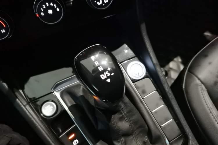 Used Volkswagen Sagitar 2020 200TSI DSG Comfort Version China VI Standard Gear Lever
